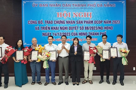 Trao chứng nhận OCOP cho các chủ thể.