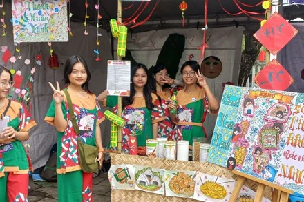 Học sinh tuyên truyền giảm nhựa tại trường Trung học phổ thông Sơn Trà.