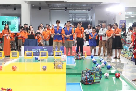 Các đội robot đấu loại tại Giải đấu Robot FPT Schools.