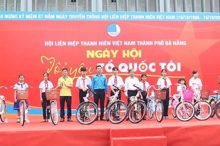 Trao tặng xe đạp cho các em học sinh.