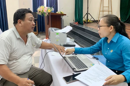 Hướng dẫn người lao động thực hiện các thủ tục.