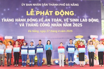 Trao hỗ trợ xây dựng, sửa chữa nhà cho đoàn viên, người lao động.