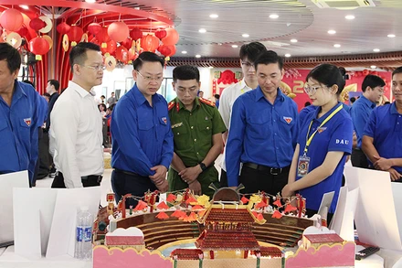 Đại biểu tham quan các sản phẩm sáng tạo của thanh niên.