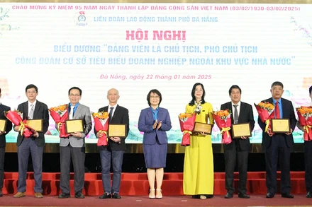 Tuyên dương các đảng viên tiêu biểu.