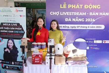 Các tiktoker bán hàng trực tuyến quảng bá sản phẩm tiêu biểu từ chợ.