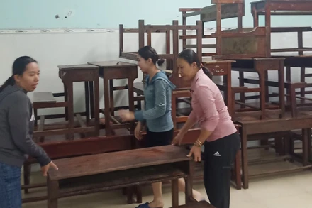 Các trường học trên địa bàn thành phố chủ động dọn dẹp khi nước rút.