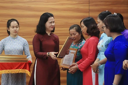 Trao Bằng khen cho các điển hình học tập và làm theo tư tưởng, đạo đức, phong cách Hồ Chí Minh.