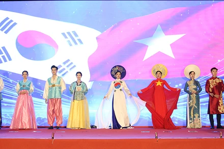 Trình diễn trang phục truyền thống Việt Nam-Hàn Quốc.