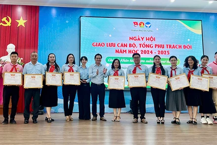 Tri ân, tuyên dương thầy cô giáo, cán bộ làm Tổng phụ trách Đội