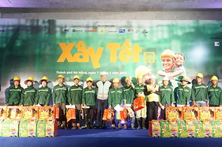 Trong chương trình “Xây Tết 2025”, Báo Nhân Dân phối hợp Công ty Cổ phần Xây dựng Coteccons trao quà Tết cho công nhân tại công trường ở Đà Nẵng. (Ảnh THANH TÂM)