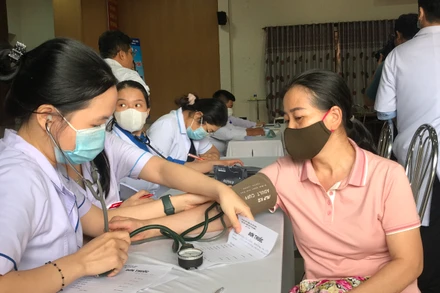 Khám bệnh cho người lao động.