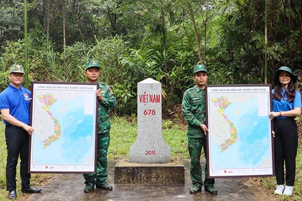 Tặng bản đồ Việt Nam tại cột mốc 678 tại xã A Nông.