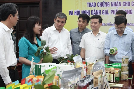 Đại biểu tìm hiểu về các sản phẩm OCOP.