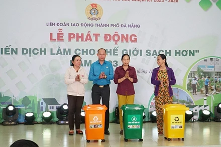 Trao tặng thùng rác phân loại tại nguồn.