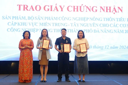 Trao giấy chứng nhận cho các đơn vị.