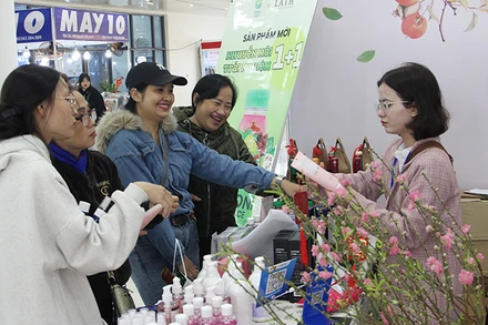 Khách hàng mua sắm tại Hội chợ.