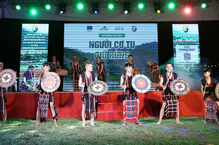 Tiết mục Múa cồng chiêng của bà con người Cơ-tu biểu diễn.