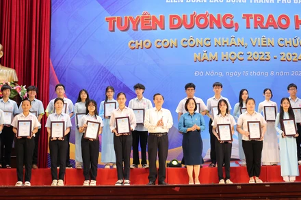 Tuyên dương, trao học bổng cho các em học sinh