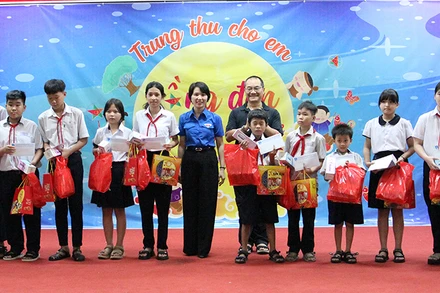 Tặng quà cho các em nhỏ. 