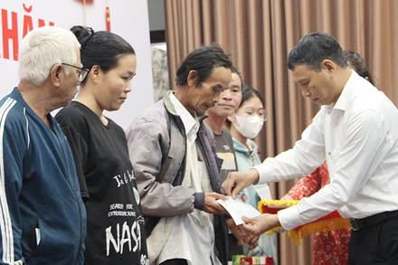 Trao quà cho các hộ đặc biệt nghèo.