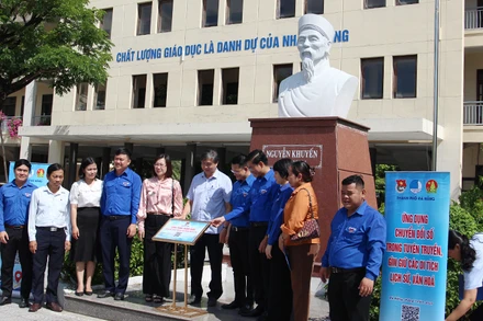 Thăm và khánh thành một công trình số hóa.