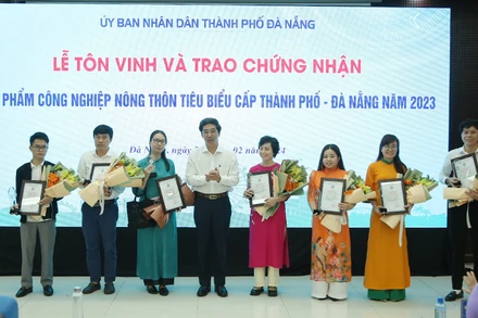 Sở Công thương thành phố Đà Nẵng trao chứng nhận cho các sản phẩm.