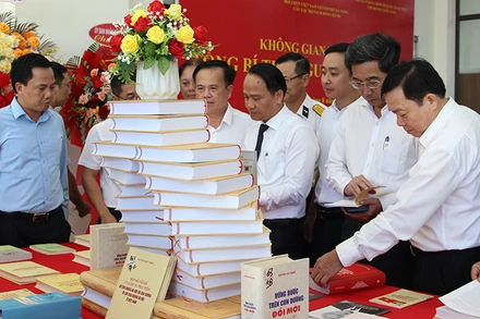 Đại biểu tham quan Không gian văn hóa Tổng Bí thư Nguyễn Phú Trọng.