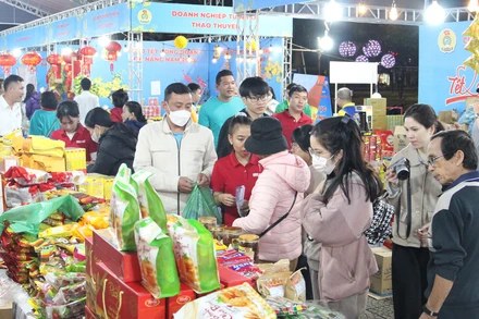 Người lao động hào hứng mua sắm tại Chợ Tết