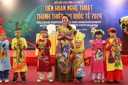 Các em nhỏ trình diễn áo dài.