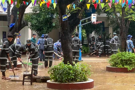 Các lực lượng hỗ trợ trường học dọn vệ sinh.