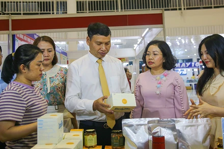 Đại biểu tham quan mua sắm tại Hội chợ.