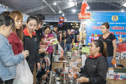 Người dân mua hàng tại phiên chợ Tết.