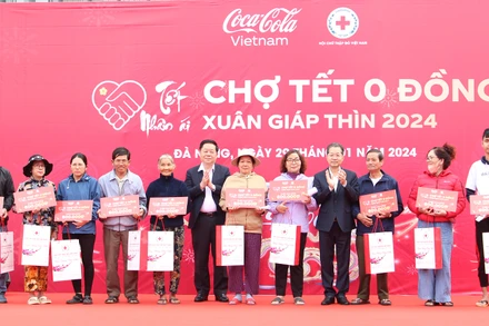 Đồng chí Nguyễn Trọng Nghĩa và Nguyễn Văn Quảng trao quà tặng các hộ nghèo tại chương trình "Chợ Tết 0 đồng".