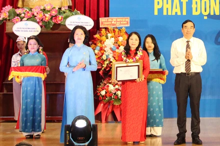 Khen thưởng Chi hội phụ nữ đạt giải.