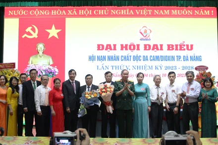 Ra mắt Ban Chấp hành nhiệm kỳ mới.