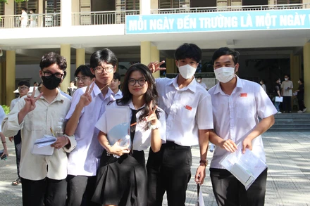 Thí sinh tự tin bước ra khỏi phòng thi.