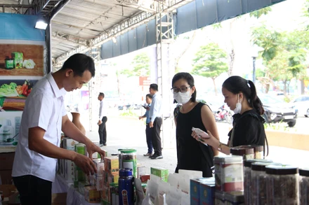 Người dân tham quan, mua sắm tại khu trưng bày giới thiệu sản phẩm miền trung-Tây Nguyên