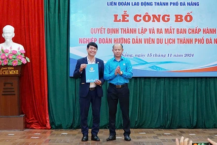 Trao Quyết định thành lập Nghiệp đoàn.