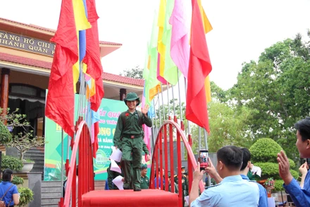 Các em học viên bước qua cầu vinh quang "nhập ngũ".