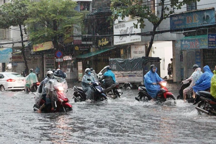Đường Đống Đa ngập vào sáng sớm gây khó khăn cho xe cộ di chuyển.
