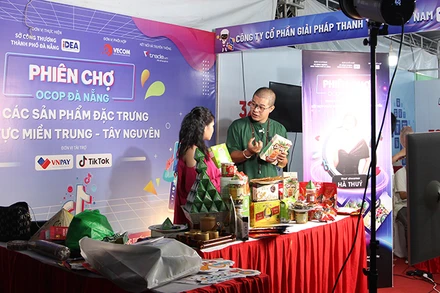 Thực hiện livestream bán hàng sản phẩm tại phiên chợ