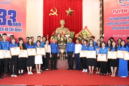 Các tập thể và cá nhân điển hình được tuyên dương.