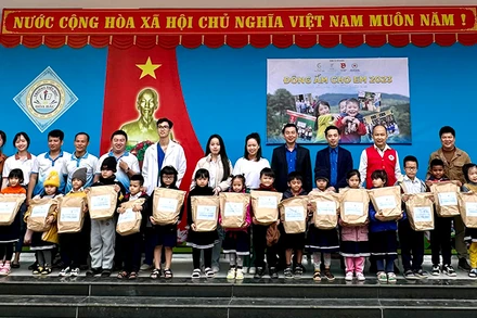 Đông này các em đã có áo ấm mới.