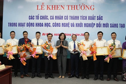 Khen thưởng tập thể có thành tích trong hoạt động khởi nghiệp đổi mới sáng tạo.