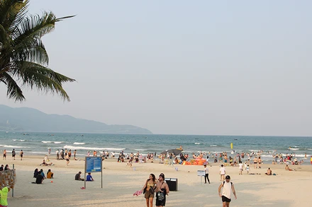Biển Đà Nẵng chiều ngày 1/5 đã bớt đông đúc.