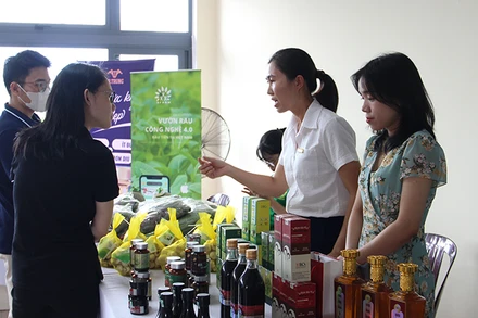 Giới thiệu các mô hình nông nghiệp thông minh tại hội thảo.