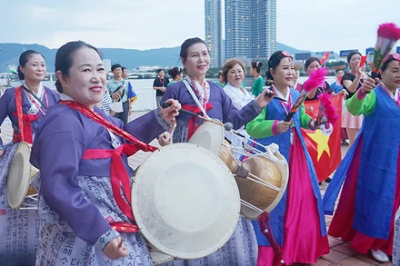 Các nghệ sĩ biểu diễn dọc khu vực đi bộ ven sông Hàn.