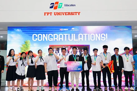 Trao giải Nhất cho đội thi Trường trung học phổ thông Chuyên Lương Văn Chánh (Phú Yên).