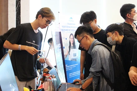 Các lập trình viên trải nghiệm những công nghệ mới tại các gian hàng.