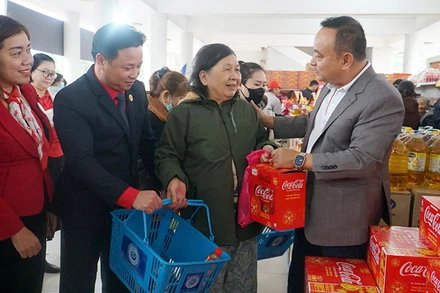 Hỏi thăm tình hình người dân tại Chợ tết 0 đồng